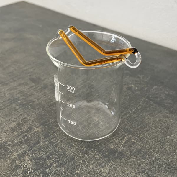 HARIO バルブベース 水栽培ガラスベース 水辺のハンモック アンバー（ビーカー付き）MHK-300-AB（直径11.5cm、高さ11cm、容量300ml）
