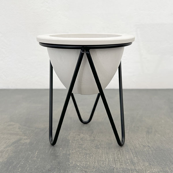 樹脂製鉢カバー・シティブレードXS ホワイト（底穴無し・直径13.5cm）／アイアンスタンド（高さ14cm）