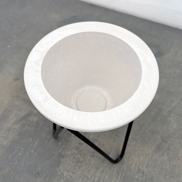 樹脂製鉢カバー・シティブレードXS ホワイト（底穴無し・直径13.5cm）／アイアンスタンド（高さ14cm）