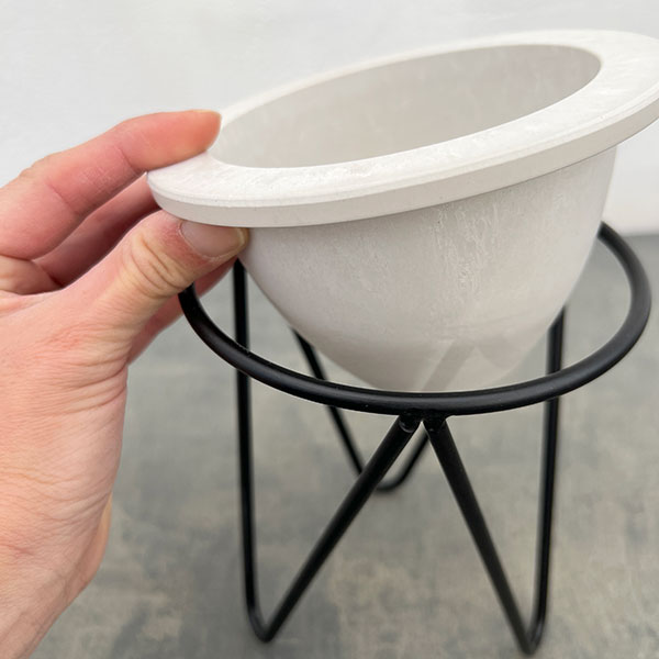樹脂製鉢カバー・シティブレードXS ホワイト（底穴無し・直径13.5cm）／アイアンスタンド（高さ14cm）