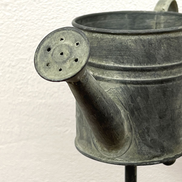 ブリキガーデンピック：ジョーロポット（直径8、高さ57.5cm）（BAGG1004）