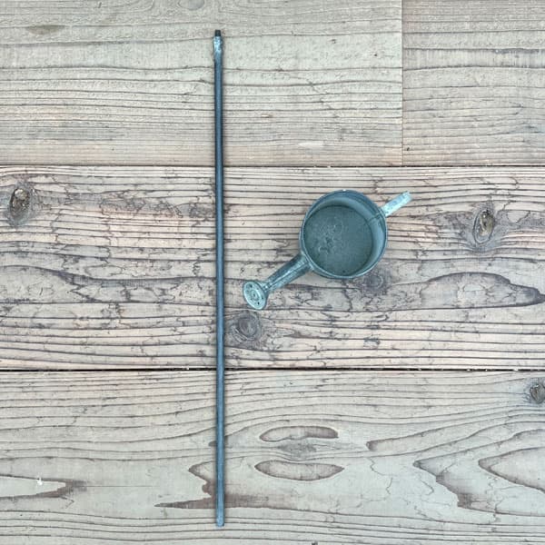 ブリキガーデンピック：ジョーロポット（直径8、高さ57.5cm）（BAGG1004）