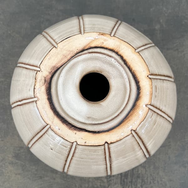 エンシェント ポット アンド ソーサー XLサイズ アイボリー（直径22.5cm、高さ20.2cm）