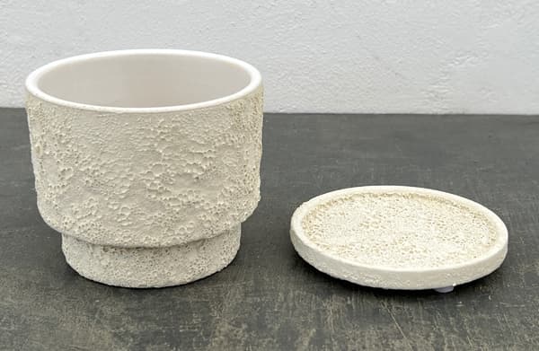 クラック ポット アンド ソーサー Sサイズ ホワイト（直径10.8cm、高さ10cm）