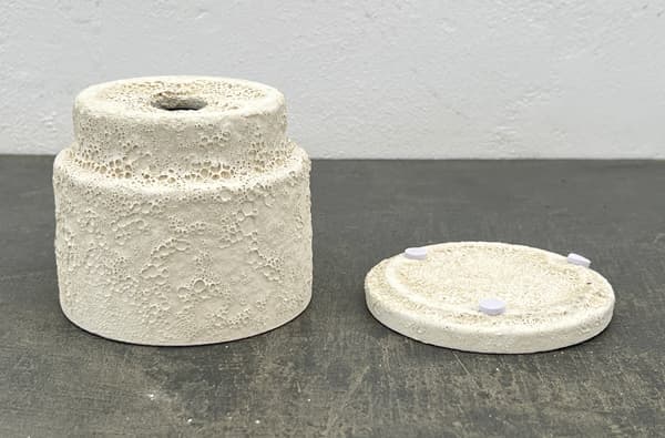 クラック ポット アンド ソーサー Sサイズ ホワイト（直径10.8cm、高さ10cm）