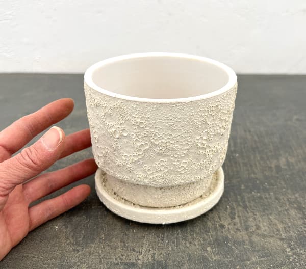 クラック ポット アンド ソーサー Sサイズ ホワイト（直径10.8cm、高さ10cm）