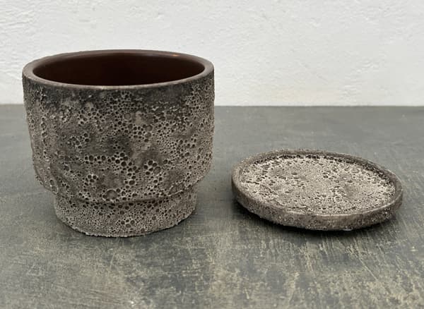 クラック ポット アンド ソーサー Sサイズ ブラック（直径10.8cm、高さ10cm）