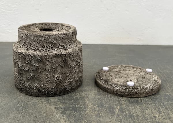 クラック ポット アンド ソーサー Sサイズ ブラック（直径10.8cm、高さ10cm）