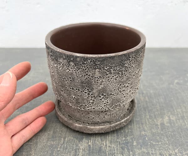 クラック ポット アンド ソーサー Sサイズ ブラック（直径10.8cm、高さ10cm）