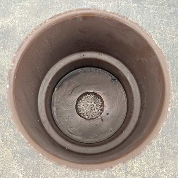 クラック ポット アンド ソーサー Mサイズ ブラック（直径13.8cm、高さ14cm）