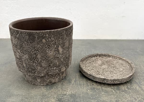 クラック ポット アンド ソーサー Mサイズ ブラック（直径13.8cm、高さ14cm）