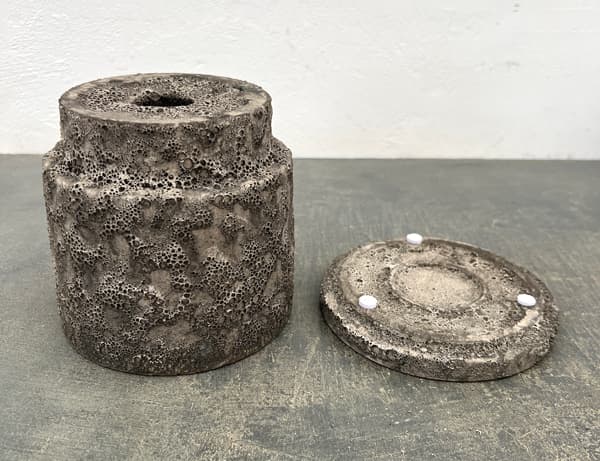 クラック ポット アンド ソーサー Mサイズ ブラック（直径13.8cm、高さ14cm）