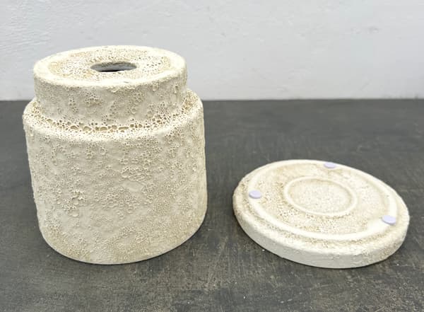 クラック ポット アンド ソーサー Mサイズ ホワイト（直径13.8cm、高さ14cm）