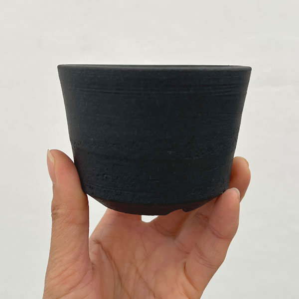 信楽焼き:黒マット中浅(直径約8.5cm・高さ約6cm)