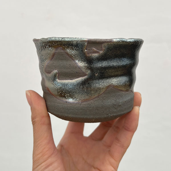 信楽焼き：鉄釉ソリ浅（直径約10cm）