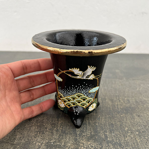 オモト鉢：錦鉢　鶴（つる）と菊・黒【268744】／外径10.2cm（内径7.5cm）