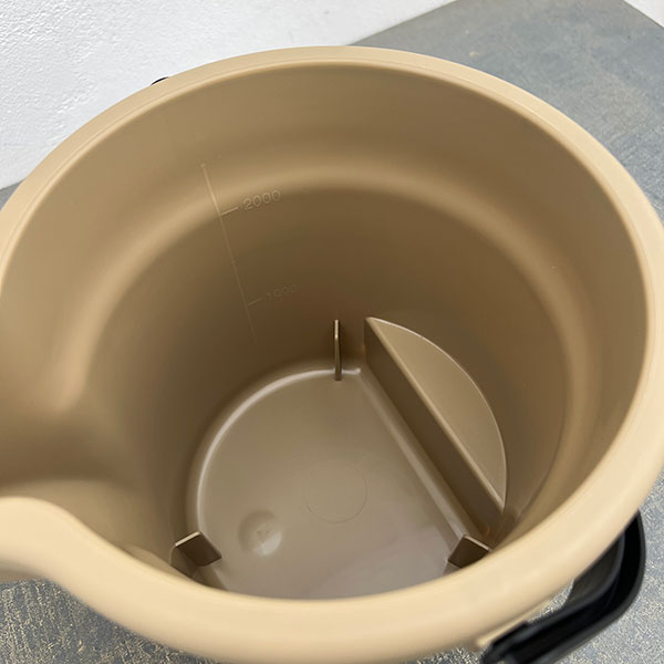 注ぎ口付きバケツ・エンジョイ 3L(32.2cm、21cm、高さ18cm)サンドブラウン