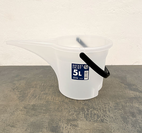 注ぎ口付きバケツ・エンジョイ 5L(39.2cm、25.5cm、高さ20.5cm)クリア