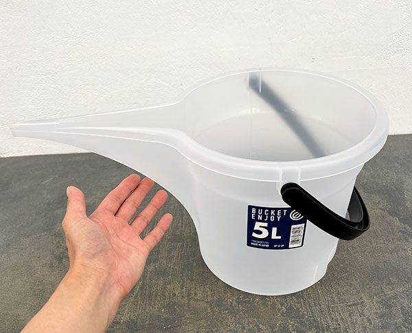 注ぎ口付きバケツ・エンジョイ 5L(39.2cm、25.5cm、高さ20.5cm)クリア