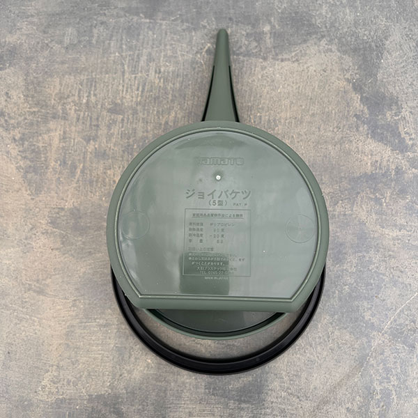 注ぎ口付きバケツ・エンジョイ 5L(39.2cm、25.5cm、高さ20.5cm)モスグリーン