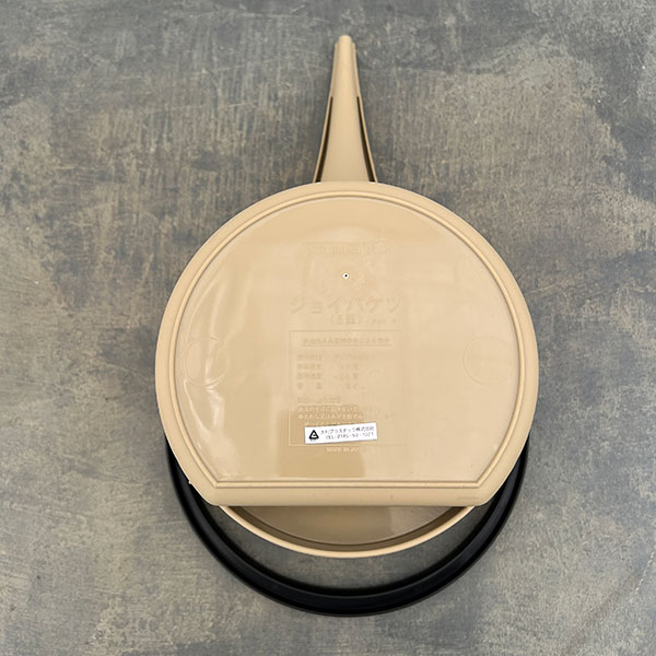 注ぎ口付きバケツ・エンジョイ 5L(39.2cm、25.5cm、高さ20.5cm)サンドブラウン