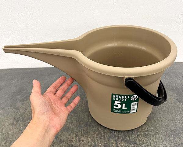 注ぎ口付きバケツ・エンジョイ 5L(39.2cm、25.5cm、高さ20.5cm)サンドブラウン