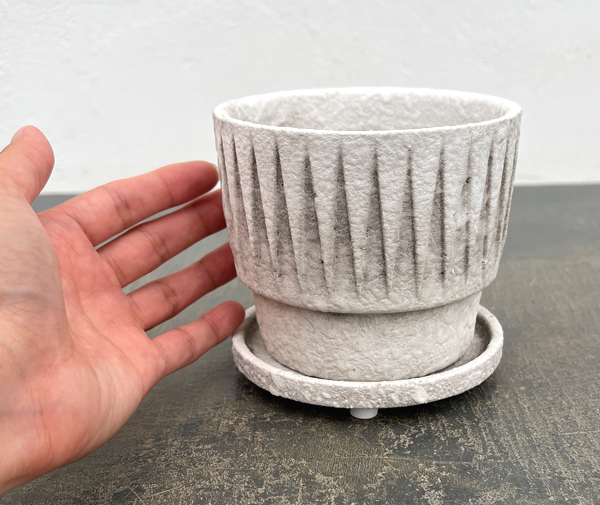 レリーフポット アンド ソーサー Sサイズ ホワイト(直径10.8cm、高さ10cm)
