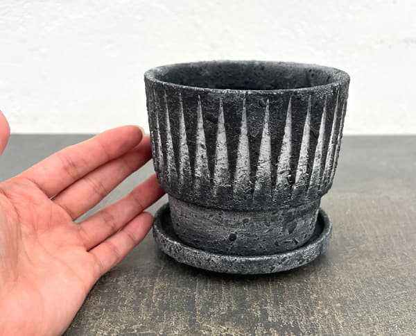 レリーフポット アンド ソーサー Sサイズ ブラック(直径10.8cm、高さ10cm)