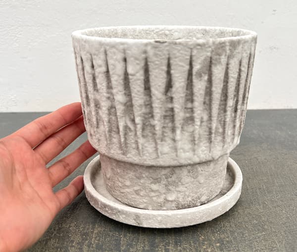 レリーフポット アンド ソーサー Mサイズ ホワイト(直径14cm、高さ14cm)