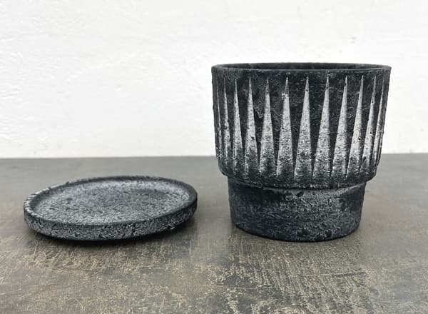 レリーフポット アンド ソーサー Mサイズ ブラック(直径14cm、高さ14cm)