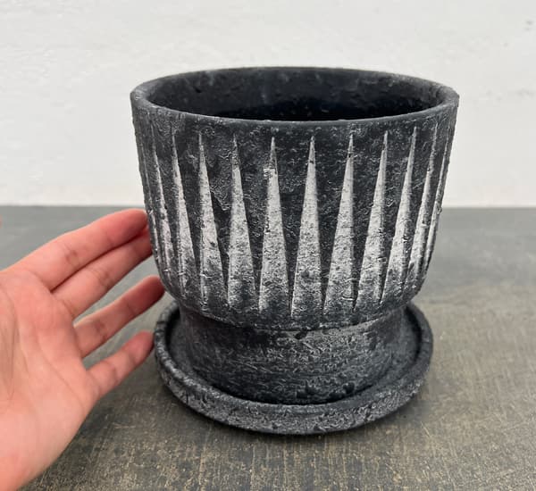 レリーフポット アンド ソーサー Mサイズ ブラック(直径14cm、高さ14cm)