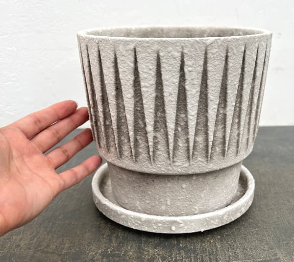 レリーフポット アンド ソーサー Lサイズ ホワイト(直径17cm、高さ17m)