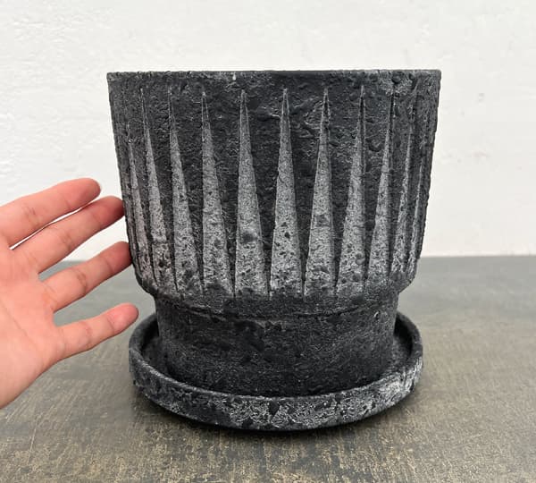レリーフポット アンド ソーサー Lサイズ ブラック(直径17cm、高さ17m)