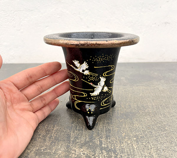 オモト鉢:錦鉢 鶴(つる)・黒【273790】/外径10.7cm(内径7.5cm)