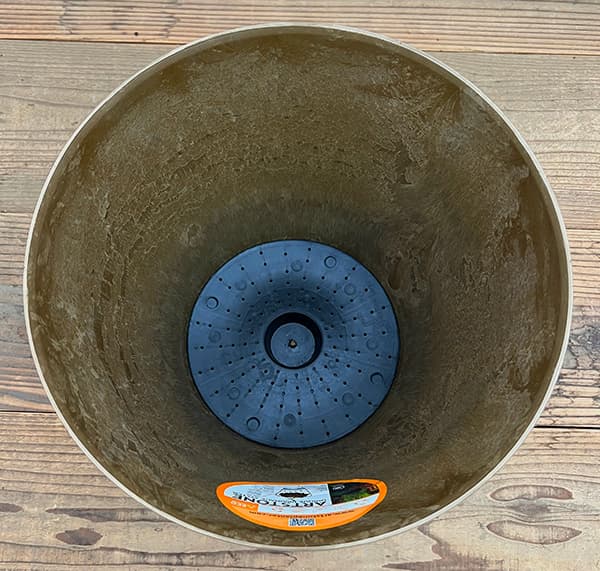 アートストーン ラウンド ベージュ32cm（直径32cm）とソーサーのセット