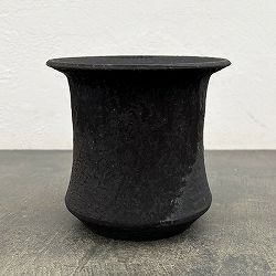 信楽焼き：黒鉄釉深ソリ M（直径約12cm）