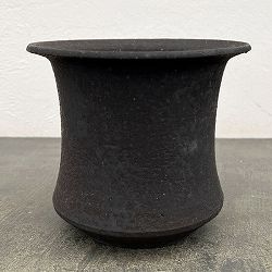 信楽焼き：黒鉄釉深ソリ L（直径約15cm）