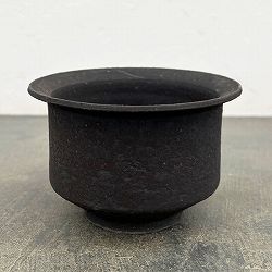 信楽焼き：黒鉄釉中深エン付 M（直径約12cm）