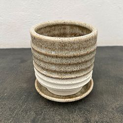 スパイラル ポット アンド ソーサー：ベージュ／Sサイズ（直径10.3cm、高さ11.4cm）
