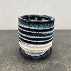 スパイラル ポット アンド ソーサー：ブルー／Sサイズ（直径10.3cm、高さ11.4cm）