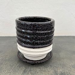 スパイラル ポット アンド ソーサー：ブラック／Sサイズ（直径10.3cm、高さ11.4cm）