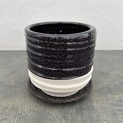 スパイラル ポット アンド ソーサー：ブラック／Mサイズ（直径14.5cm、高さ14cm）