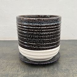 スパイラル ポット アンド ソーサー：ブラック／Lサイズ（直径17cm、高さ17.1cm）