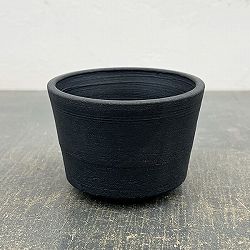 信楽焼き：黒マット中浅（直径約8.5cm・高さ約6cm）