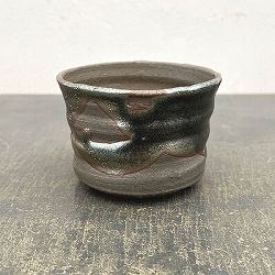 信楽焼き：鉄釉ソリ浅（直径約10cm）