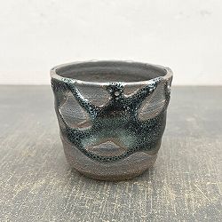 信楽焼き：鉄釉切立（直径約8cm）